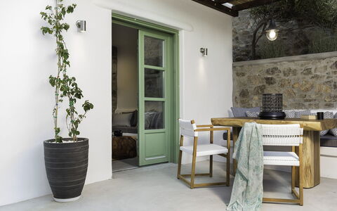 Romantic Getaway: Mueble, Pared, Diseño De Interiores, Piso, Maceta, Suelo, Mesa, Silla, Casa, Planta De Casa
