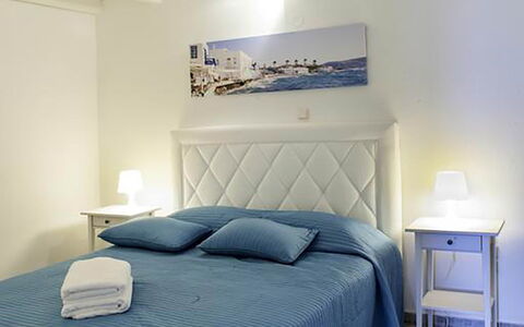 Rose Studio 1: Mueble, Cama, Habitación, Lecho, Sábana, Suelo, Piso, Diseño De Interiores, Linos, Marco De La Cama