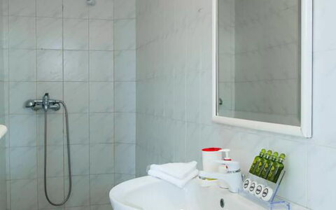 Rose Studio 1: Arreglo De Tubería, Diseño De Interiores, Baño, Piso, Suelo, Asiento Del Baño, Baño, Lavabo Del Baño, Lavabo, Habitación