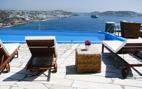 Rose Studio 1: Azul, Piscina, Mueble Para Exteriores, Mueble, Recurso, Sunlounger, Paraguas, Silla, Ocio, Sombra