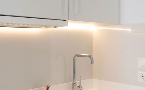 Rose Studio 2: Mostrador, Cocina, Fregadero, Diseño De Interiores, Lavabo, Arreglo De Tubería, Gabinetes, Grifo, Plomería, Piso