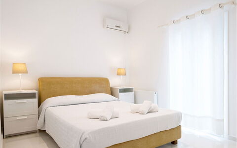 Rose Studio 2: Cama, Mueble, Diseño De Interiores, Habitación, Madera, Suelo, Sábana, Lecho, Piso, Techo