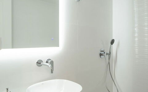 Rose Studio 2: Baño, Diseño De Interiores, Arreglo De Tubería, Lavabo Del Baño, Pared, Lavabo, Blanco, Grifo, Piso, Espejo