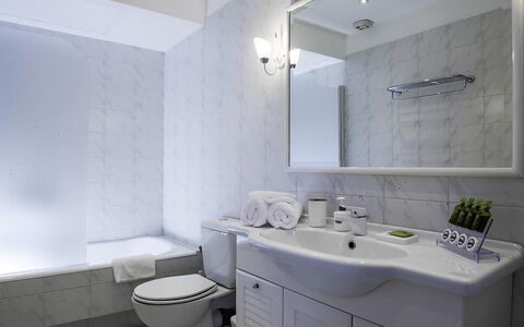 Rose Studio 3: Lavabo Del Baño, Arreglo De Tubería, Diseño De Interiores, Piso, Lavabo, Suelo, Baño, Grifo, Plomería, Habitación