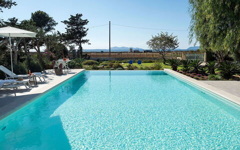 Salt Villa: Piscina, Azul, Agua, Recurso, Material Compuesto, Eco Hotel, Mueble Para Exteriores, Sombra, Ocio, Fuente De Agua