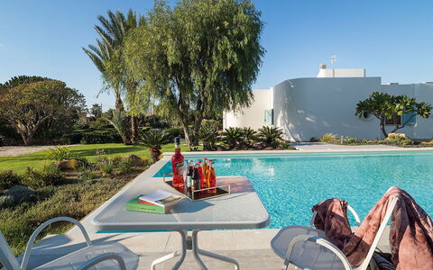Salt Villa: Mueble, Mueble Para Exteriores, Mesa, Silla, Mesa Al Aire Libre, Cocina Y Comedor Mesa, Sombra, Jardín, Ocio, Mesa De Café