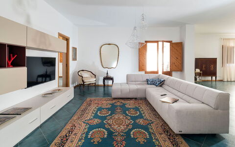 Salt Villa: Mueble, Piso, Diseño De Interiores, Suelo, Sofá, Madera, Sala, Mesa, Alfombra, Textil