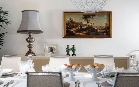 Salt Villa: Mueble, Diseño De Interiores, Vajilla, Mesa, Utensilios Para Servir, Encendiendo, Porcelana, Cocina Y Comedor Mesa, Habitación, Comedor