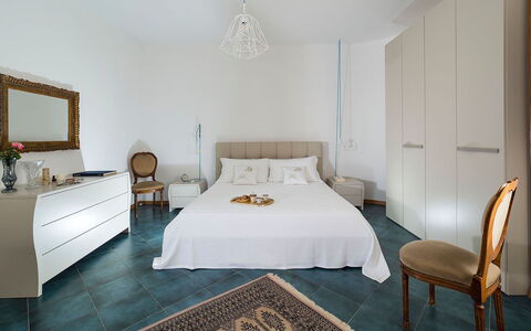 Salt Villa: Mueble, Cama, Diseño De Interiores, Habitación, Piso, Suelo, Madera, Sábana, Lecho, Habitación
