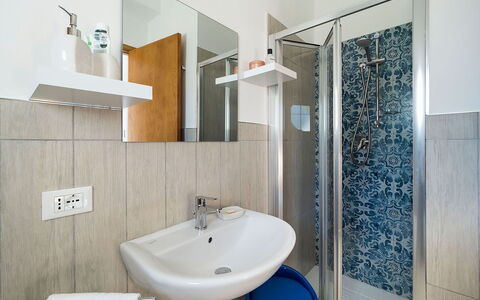 Salt Villa: Piso, Arreglo De Tubería, Diseño De Interiores, Suelo, Lavabo Del Baño, Baño, Lavabo, Grifo, Habitación, Plomería