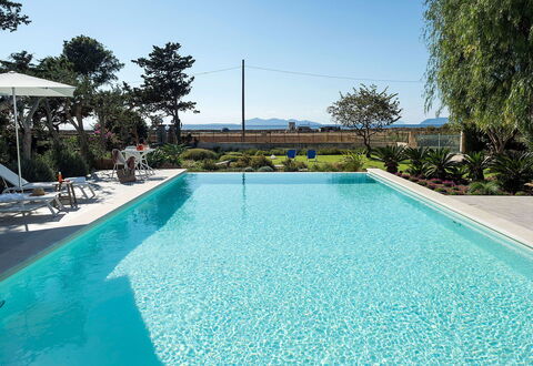 Salt Villa: Piscina, Azul, Agua, Recurso, Material Compuesto, Eco Hotel, Mueble Para Exteriores, Sombra, Ocio, Fuente De Agua