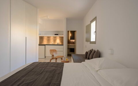 Thera Prince: Diseño De Interiores, Pared, Mueble, Piso, Madera, Cama, Suelo, Habitación, Techo, Habitación