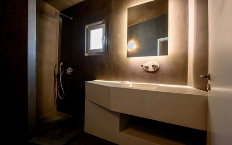 Thera Prince: Pared, Arreglo De Tubería, Lavabo Del Baño, Baño, Piso, Diseño De Interiores, Techo, Lámpara, Lavabo, Suelo