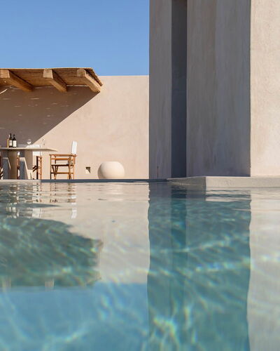Thera Prince: Material Compuesto, Piscina