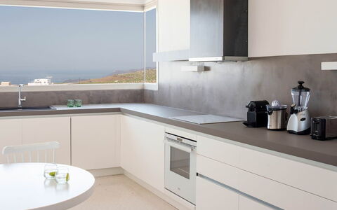 Thera Princess: Diseño De Interiores, Cocina, Piso, Mostrador, Techo, Madera, Suelo, Lámpara, Mueble, Gabinetes