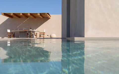 Thera Queen: Material Compuesto, Piscina