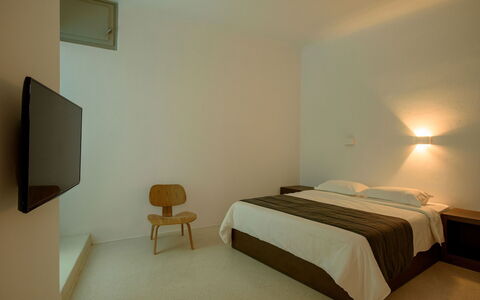 Thera Queen: Diseño De Interiores, Pared, Piso, Techo, Suelo, Madera, Cama, Habitación, Mueble, Habitación