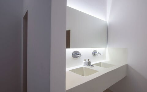 Thera Queen: Arreglo De Tubería, Diseño De Interiores, Lavabo, Piso, Grifo, Lavabo Del Baño, Baño, Plomería, Techo