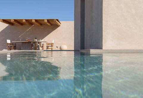 Thera Queen: Material Compuesto, Piscina