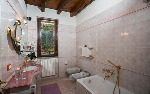 Verbano: Pared, Arreglo De Tubería, Piso, Baño, Grifo, Diseño De Interiores, Lavabo Del Baño, Lavabo, Plomería, Suelo