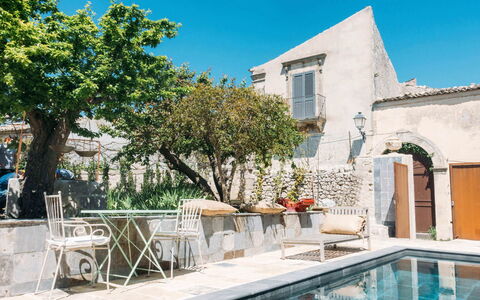 Villa Acreide: Pared, Maceta, Mueble Para Exteriores, Losa, Hormigón, Planta De Casa, Patio, Silla, Piscina, Villa
