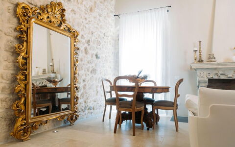 Villa Acreide: Diseño De Interiores, Mueble, Encendiendo, Espejo, Habitación, Silla, Moldura, Marco, Lámpara, Sala