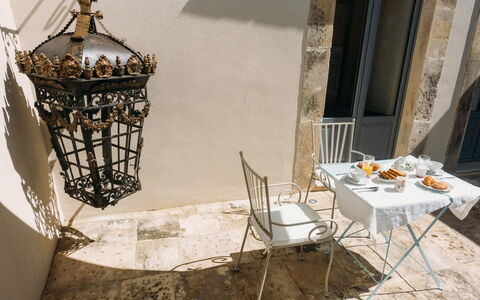 Villa Acreide: Pared, Mueble, Silla, Maceta, Planta De Casa, Lámpara, Balcón, Yeso, Lámpara