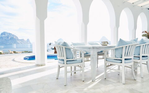 Villa Aldebaran: Mueble, Azul, Silla, Mesa, Diseño De Interiores, Mar, Mueble Para Exteriores, Mesa De Café, Oceano, Brazo