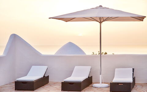 Villa Aldebaran: Mueble, Mueble Para Exteriores, Paraguas, Silla, Mar, Sombra, Oceano, Sunlounger, Playa, Material Natural