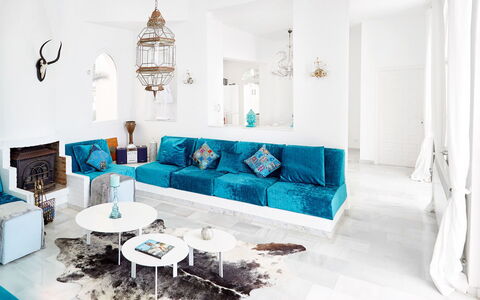 Villa Aldebaran: Mueble, Azul, Diseño De Interiores, Sofá, Sala, Piso, Suelo, Casa, Arrojar La Almohada, Encendiendo