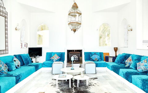 Villa Aldebaran: Azul, Mueble, Diseño De Interiores, Sofá, Casa, Sala, Suelo, Encendiendo, Piso