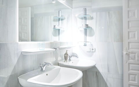 Villa Aldebaran: Lavabo Del Baño, Baño, Arreglo De Tubería, Lavabo, Diseño De Interiores, Piso, Grifo, Suelo, Plomería, Espejo