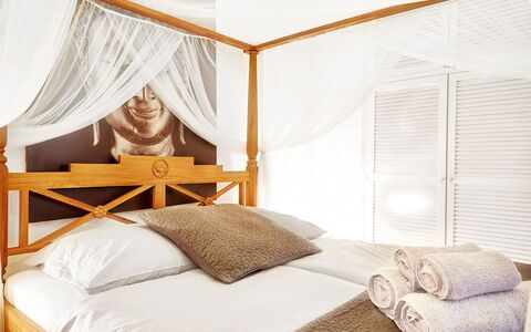 Villa Aldebaran: Mueble, Cama, Diseño De Interiores, Habitación, Lecho, Madera, Suelo, Sábana, Linos, Habitación