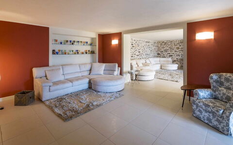 Villa Alina: Mueble, Diseño De Interiores, Piso, Suelo, Pared, Sofá, Habitación, Techo, Madera, Sala
