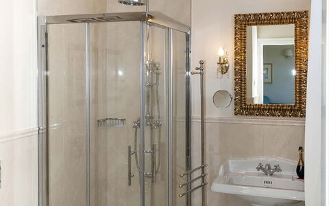 Villa Alina: Arreglo De Tubería, Baño, Pared, Diseño De Interiores, Piso, Lavabo, Grifo, Lavabo Del Baño, Suelo, Plomería