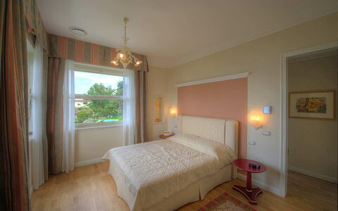 Villa Alina: Diseño De Interiores, Pared, Habitación, Cama, Techo, Mueble, Madera, Suelo, Piso, Habitación