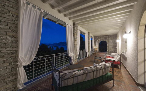 Villa Alina: Mueble, Piso, Silla, Techo, Balcón, Mueble Para Exteriores, Villa, Hotel, Eco Hotel, Brazo