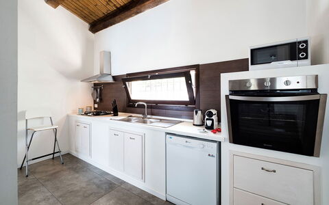Villa Almond: Cocina, Aparato De Cocina, Electrodoméstico, Mostrador, Mueble, Gabinetes, Diseño De Interiores, Electrodoméstico, Estufa De Cocina, Fregadero