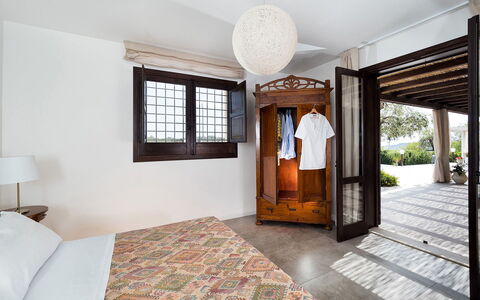 Villa Almond: Mueble, Diseño De Interiores, Suelo, Piso, Techo, Encendiendo, Casa, Habitación, Cama, Habitación