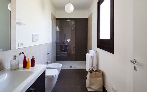 Villa Almond: Baño, Piso, Arreglo De Tubería, Diseño De Interiores, Pared, Suelo, Lavabo Del Baño, Lavabo, Grifo, Casa