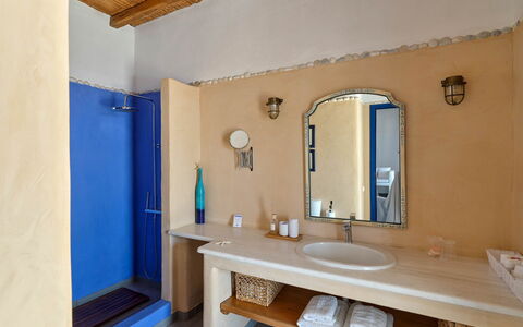 Villa Amaca: Diseño De Interiores, Piso, Suelo, Mueble, Arreglo De Tubería, Habitación, Lavabo Del Baño, Grifo, Techo, Baño
