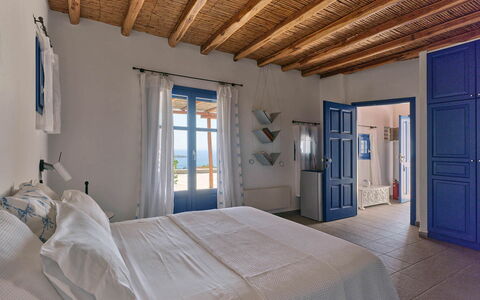 Villa Amaca: Azul, Mueble, Diseño De Interiores, Habitación, Casa, Suelo, Departamento, Linos, Silla, Cama