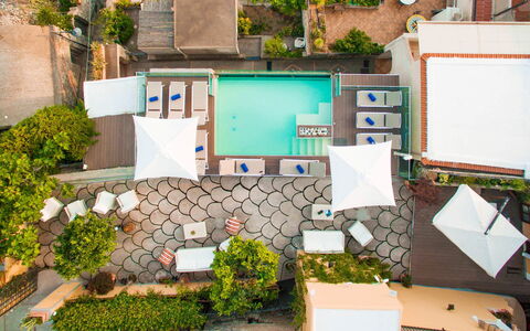Villa Amanda: Piscina, Recurso, Mueble Para Exteriores, Paraguas, Ocio, Mueble, Eco Hotel, Silla, Vacaciones, Sunlounger