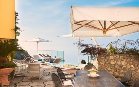 Villa Amanda: Azul, Cuerpo De Agua, Mueble Para Exteriores, Mueble, Paraguas, Mar, Verano, Recurso, Costa, Silla