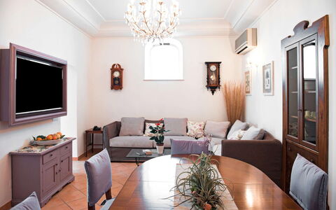 Villa Amanda: Mueble, Diseño De Interiores, Sofá, Mesa, Sala, Madera, Piso, Habitación, Encendiendo, Departamento