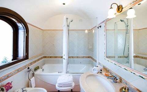 Villa Amanda: Diseño De Interiores, Arreglo De Tubería, Piso, Suelo, Grifo, Baño, Techo, Lavabo, Bañera, Plomería