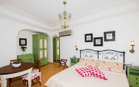 Villa Amanda: Mueble, Diseño De Interiores, Habitación, Techo, Cama, Piso, Suelo, Habitación, Sábana, Encendiendo