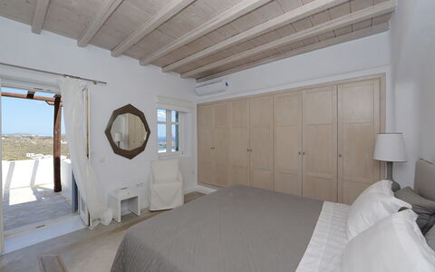 Villa Amon: Mueble, Piso, Suelo, Diseño De Interiores, Habitación, Techo, Cama, Departamento, Habitación, Marco De La Cama