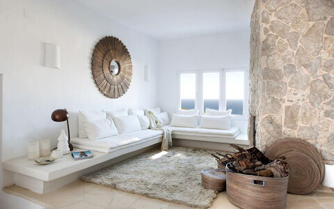 Villa Arenas: Mueble, Sofá, Casa, Diseño De Interiores, Sala, Suelo, Arrojar La Almohada, Habitación, Almohada