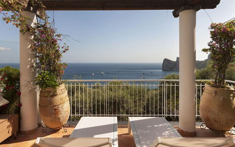 Villa Avion: Mueble, Silla, Mesa, Diseño De Interiores, Piso, Suelo, Cocina Y Comedor Mesa, Mar, Departamento, Costa